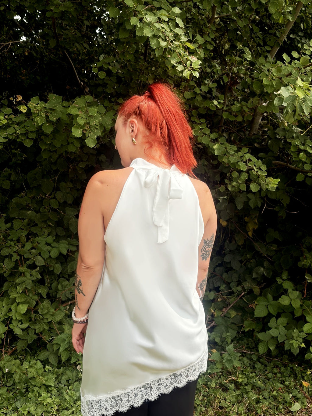 Top asymétrique en satin avec dentelle