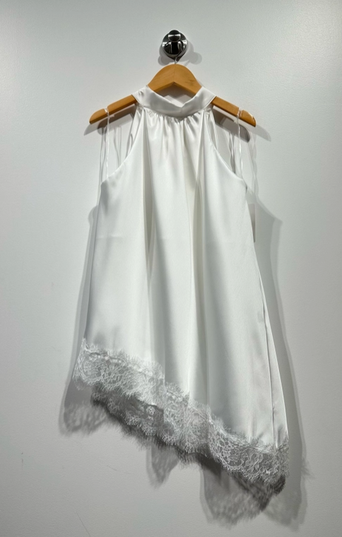 Top asymétrique en satin avec dentelle